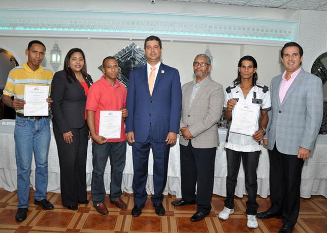 Apoyan formen trabajadores de la construcción